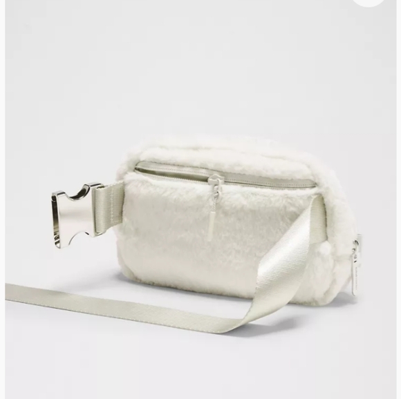 lululemon Everywhere Fleece Belt Bag 1L F in Bone/Silver NWT - Picture 5 of 7